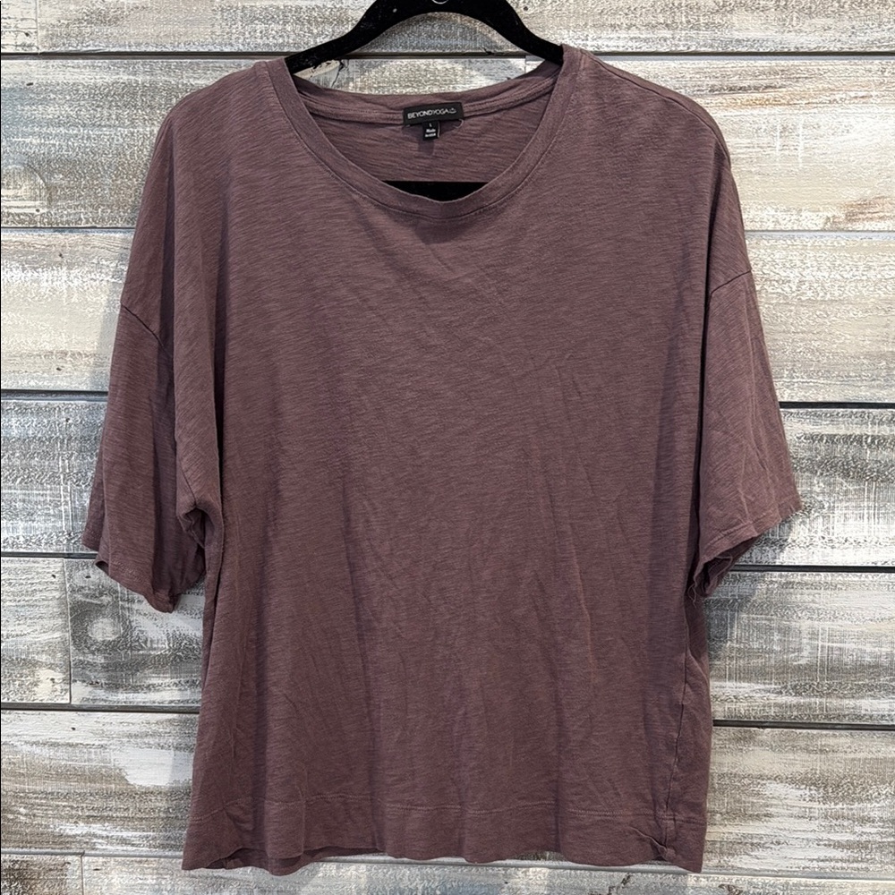 Beyond yoga featherweight tee L
